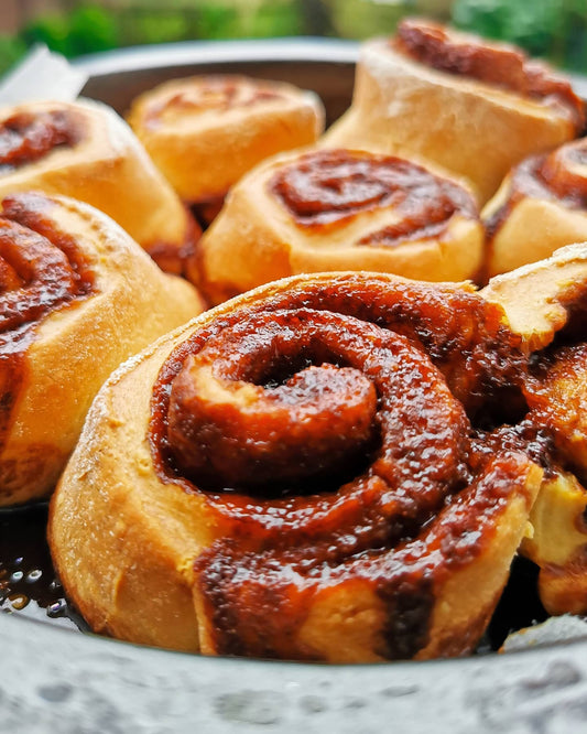 HOT CINNAMON ROLL PASTRIES FRESH